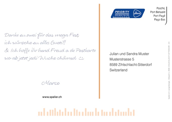 Rückseite der Postkarte. Links in Handschrift: «Danke eu zwei für das mega Fest, ich wünsche eu alles Gueti!! & Ich hoffe ihr hend Freud a de Postkarte wo ab jetzt jedi Wuche chämed», unterschrieben von Marco, darunter www.spalier.ch. Rechts die Frankierung und die Adresse: Julian und Sandra Muster, Musterstrasse 5, 8589 Zihlschlacht-Sitterdorf.